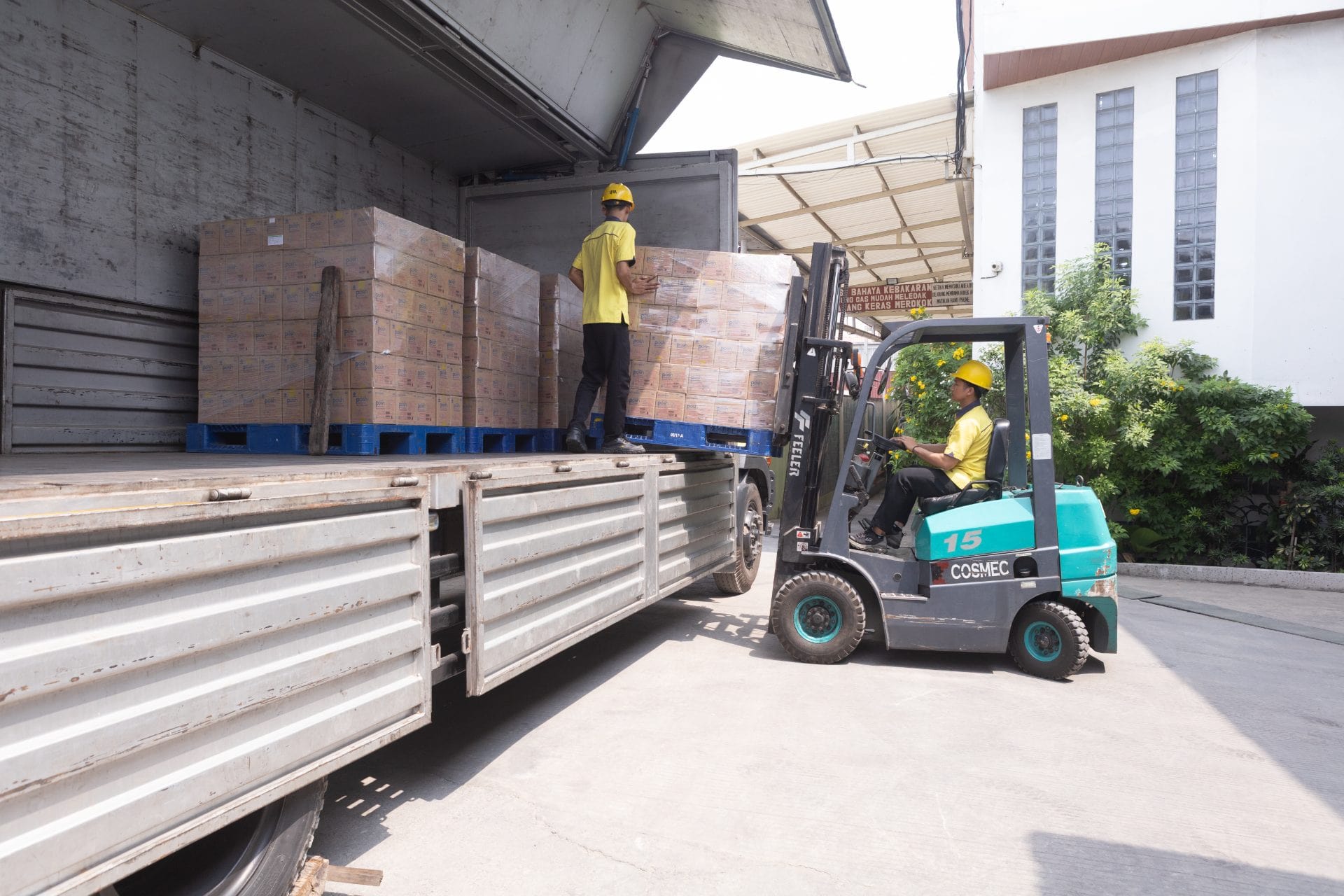 Pemuatan produk ke truk distribusi